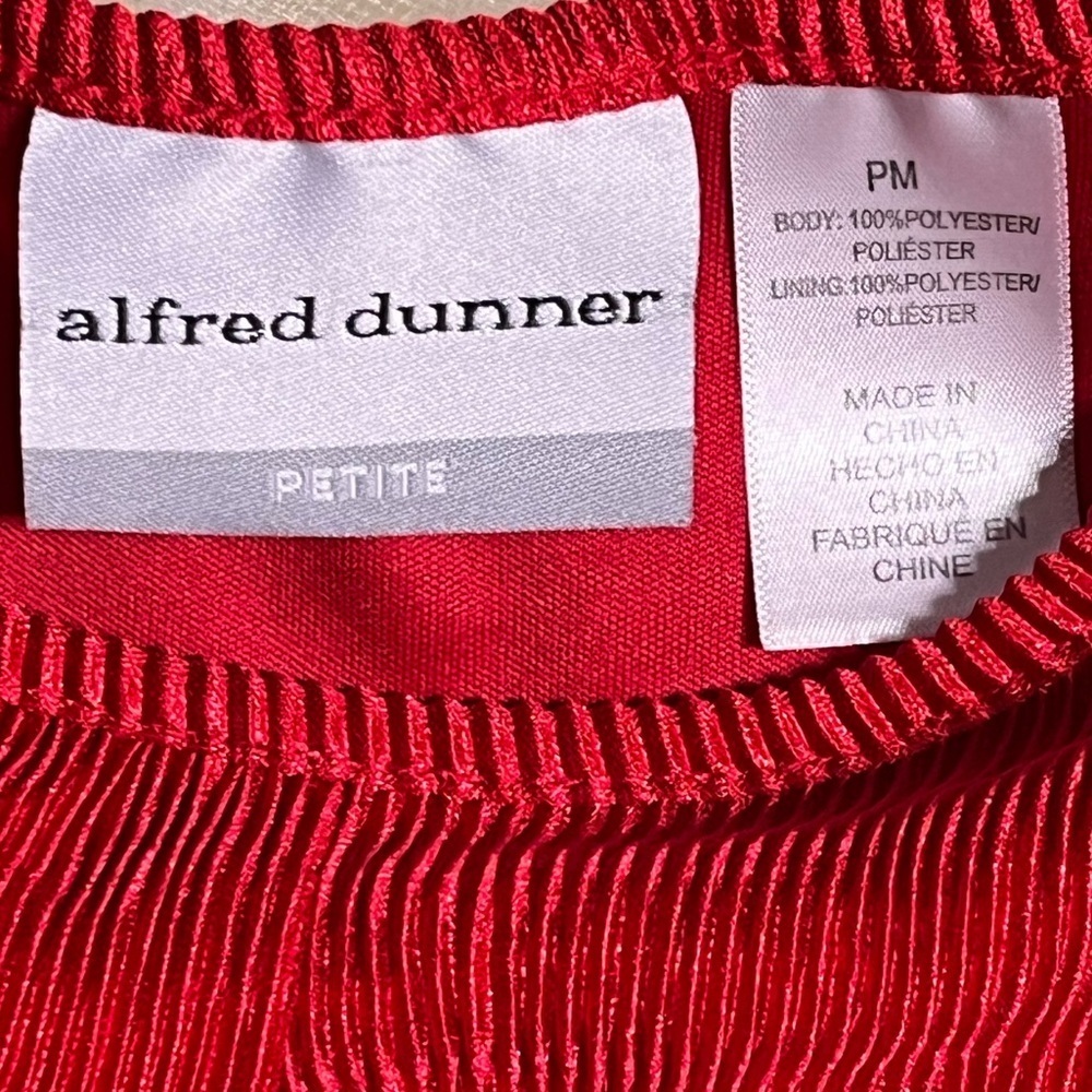 Alfred Dunner red tiered short sleeve top size petite medium  - Picture 3 of 6